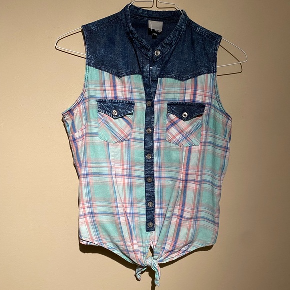 Tops - 🌼 5 for $15 🌼 Sleeveless western-styled top (Sz M)